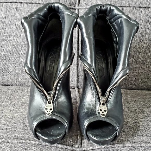 Alexander McQueen Shoes - ALEXANDER MCQUEEN Faithful Skull Ankle Boot